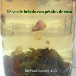 Té verde helado con pétalos de rosas