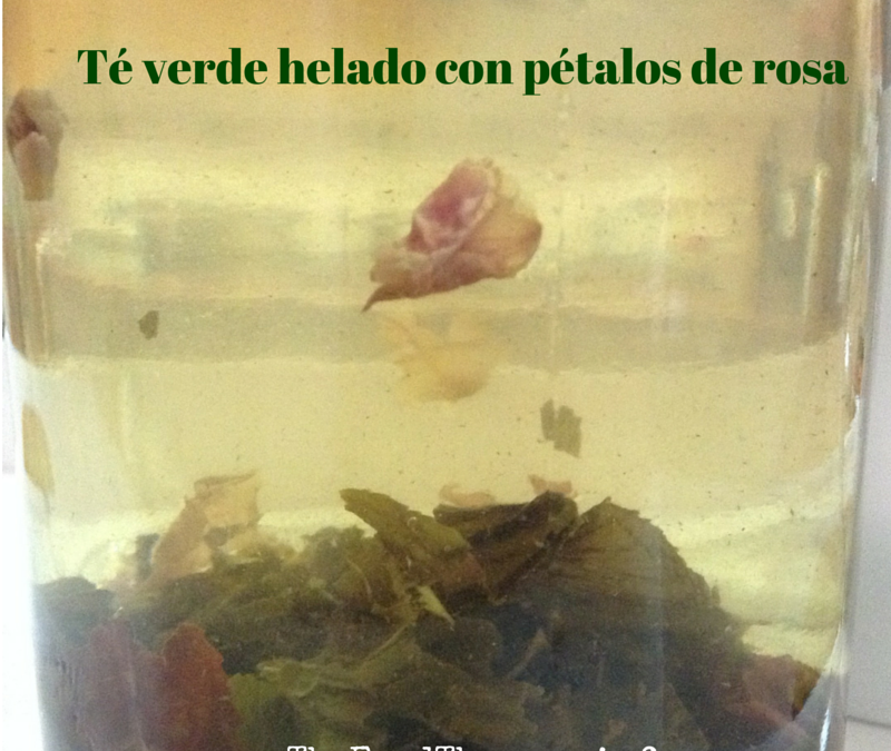 Té verde helado con pétalos de rosas