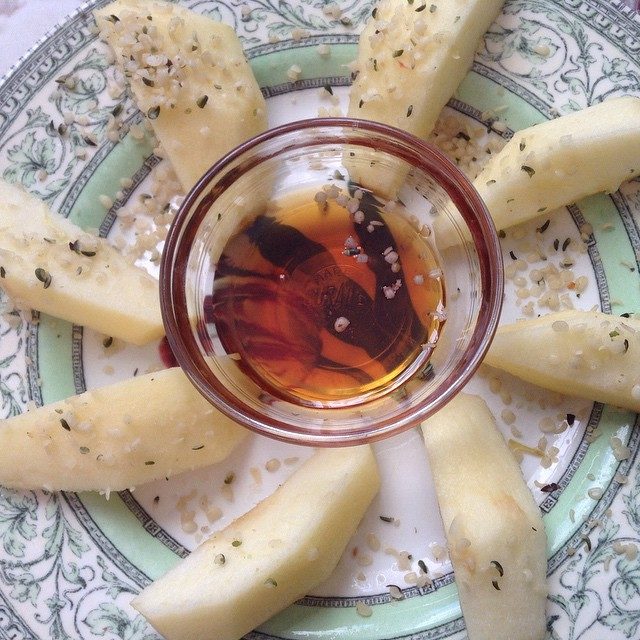 Manzana, semillas de cáñamo y sirope de arce. El mejor snack dulce! #apple + #hempseeds + #maplesyrup  best snack ever!!!! #vegan #veganfoodporn #veganfood #veganmadrid #healthy #fruits #hapiness