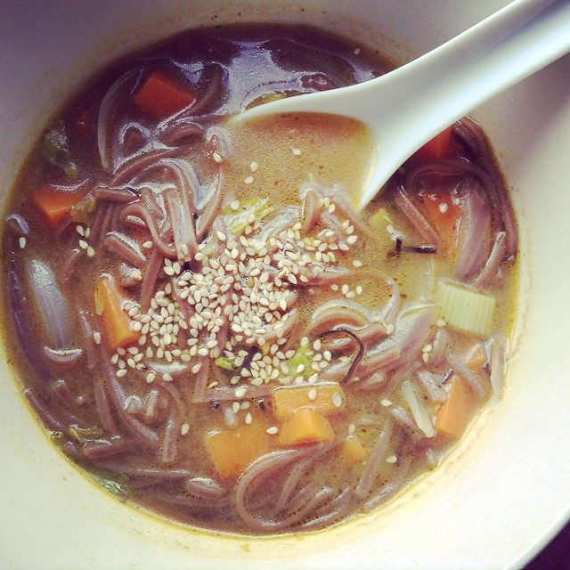 Soba miso soup - sopa de miso y soba #vegan #miso #soup #veganfood #healthy #yummy